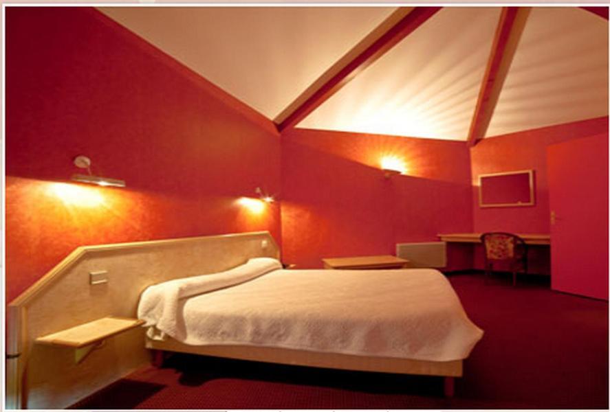 Logis Hotels - Hotel Restaurant L Enclos Donneville Ruang foto